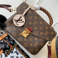 LOUIS VUITTON 루이비통 포쉐트메티스 M44668신상