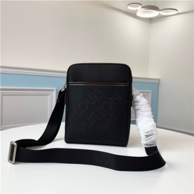 LOUIS VUITTON 루이비통 남성용 숄더백 M93223