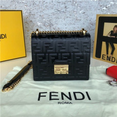 FENDI 펜디 KAN U 숄더백 19CM F5829