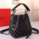VALENTNIO 발렌티노 스파이크 버킷백 GARAVANI ROCKSTUD SPIKE BAG V68000