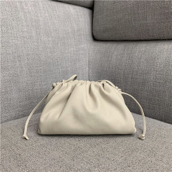 BOTTEGA VENETA 보테가베네타 버터카프 파우치백 미듐 585852 신상