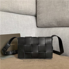 BOTTEGA VENETA 보테가베네타 카세트백 미듐 B8199