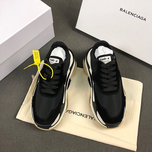 BALENCIAGA 발렌시아가 트리플S 남여공용 스니커즈 A717638380