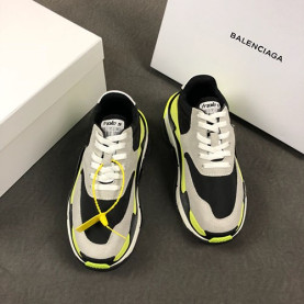 BALENCIAGA 발렌시아가 트리플S 남여공용 스니커즈 A717638380