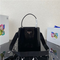 PRADA 프라다 브러시드 레더 파니에백 1BA319