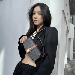 [에이핑크 손나은] CELINE 셀린느 트리오페 타부 숄더백