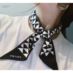 PRADA 프라다 삼각로고 방도 스카프