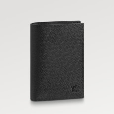 LOUIS VUITTON 루이비통 타이가 가죽 여권지갑 M64596