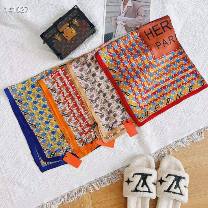 HERMES 에르메스 실크 사각 스카프