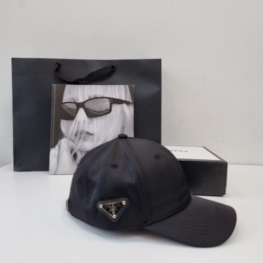 PRADA 프라다 옆 장식 볼캡