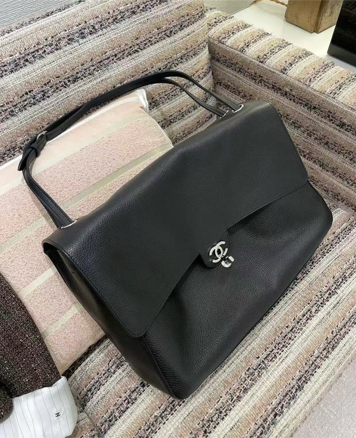 CHANEL 샤넬 맥시 플랩 백 AS91010